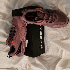 NIB wmn Under Armour charged verssert shoe sz 9 fits tts
